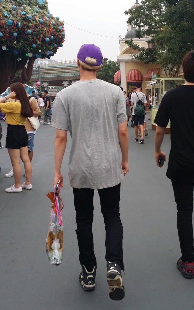 and please direct your attention to these blond jin back pics as well because they must be admired. it is mandatory that you admire them. i don’t make the rules, sorry.