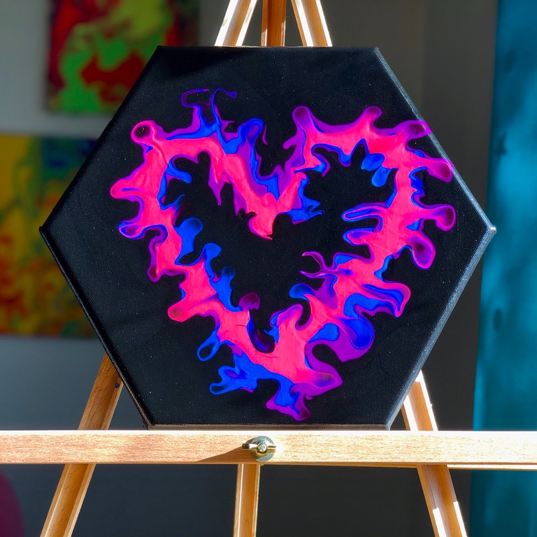 sadie_rivers's tweet photo. natural lighting vs. blacklight https://t.co/APrhXBF6R4