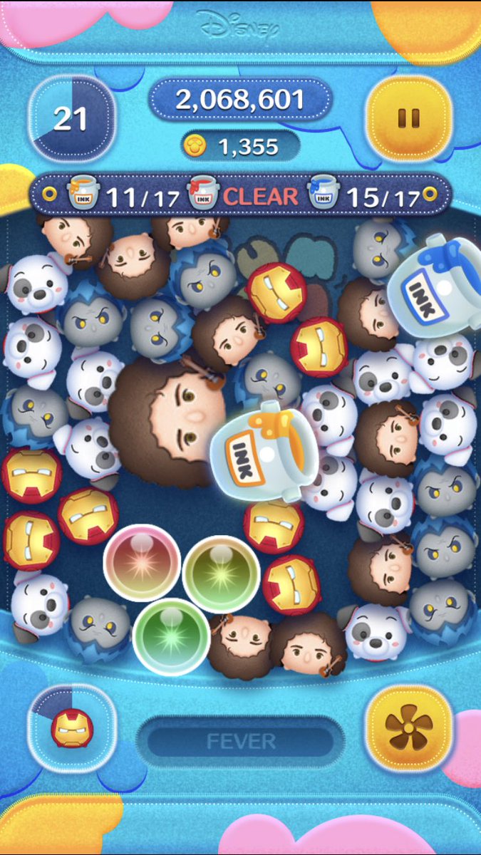 カーラ このブライアンメイはおそらく頭が最大の頃のブライアンメイであろう ブライアンメイの髪にはこれほどツム を引っかける強度があるわけだ 犬を2匹埋もれさせ インク壺さえ支えている 私も将来アフロになり かつツムになった時には気をつけよう