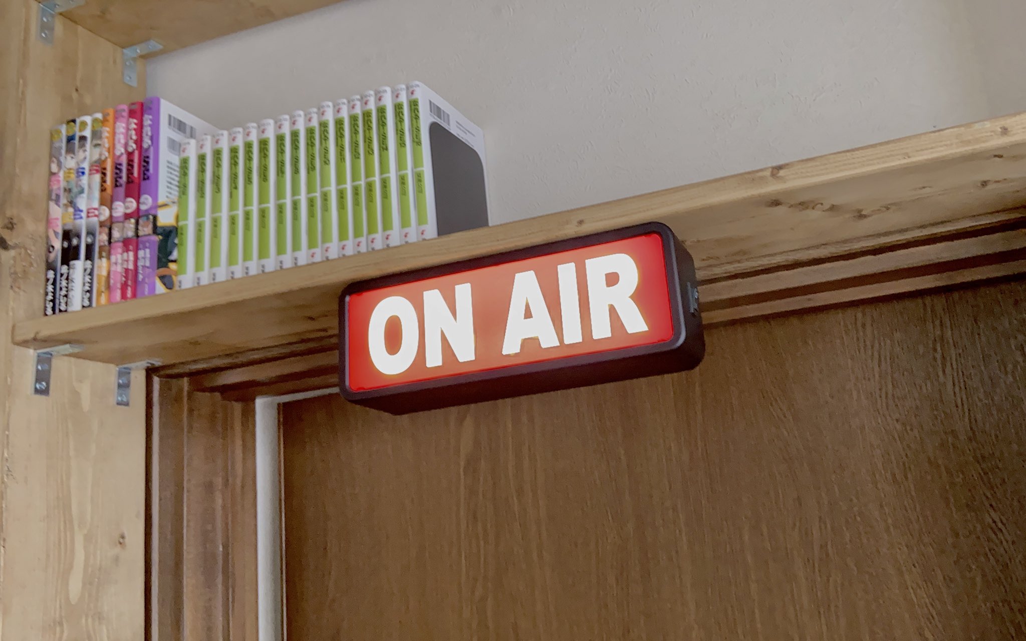 まるでラジオブースのよう 夫の会議中には On Air が光るようになった部屋が誕生 話題の画像プラス まるでラジオブースのよう 夫の会議中には On Air が光るようになった部屋が誕生 話題の画像プラス
