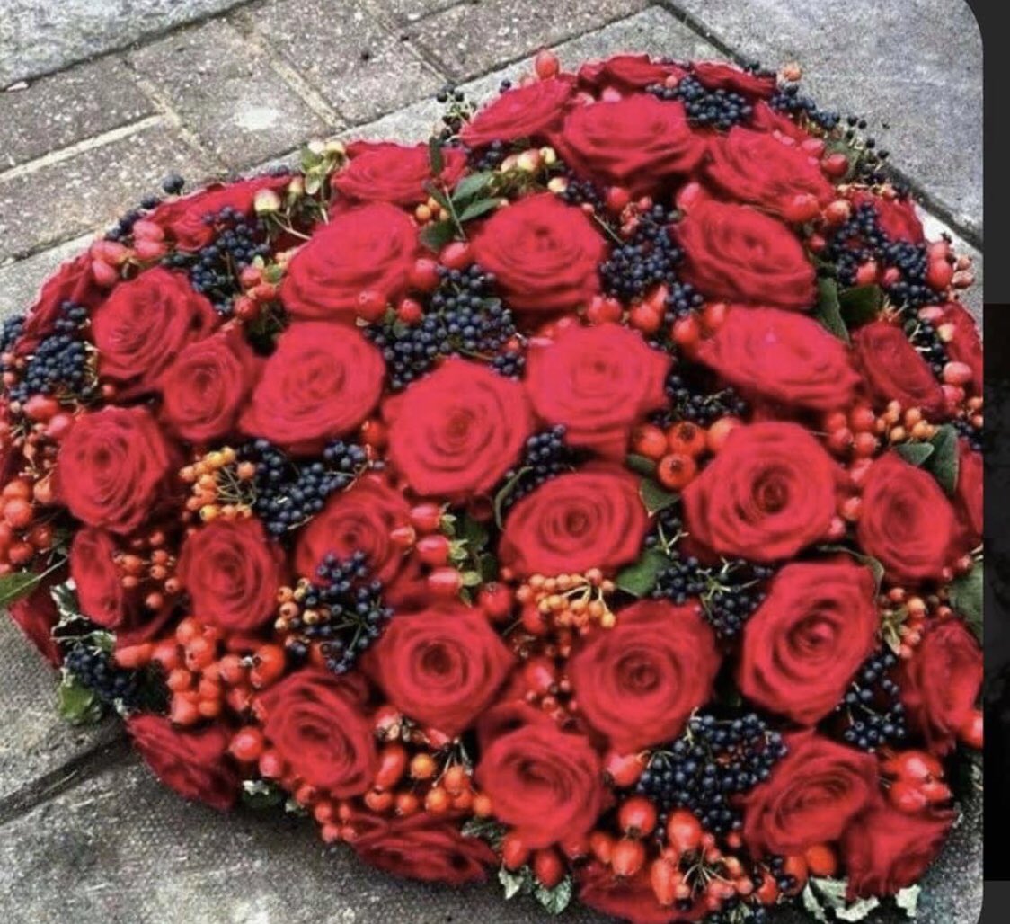 StemsOf's tweet photo. A beautiful Red Rose Heart 💕💐
Give us a call for all your flower requirements on 07521 911 432

Shop local and support a small businesses 💐💕

#staysafe 
#shoplocal
#sallyannreed
#stemsoftaunton
#farmdirectflowers
#shopsmallbusiness
#tauntonflorist 
#awardwinningflorist https://t.co/YFu1eEmmzJ