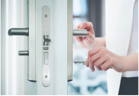 Are you #locked out of your #house or in an #emergency? Don't panic. Our #Tampa #locksmiths are available 24/7 and guarantee the #cheapest price. bit.ly/3sIbCu0
