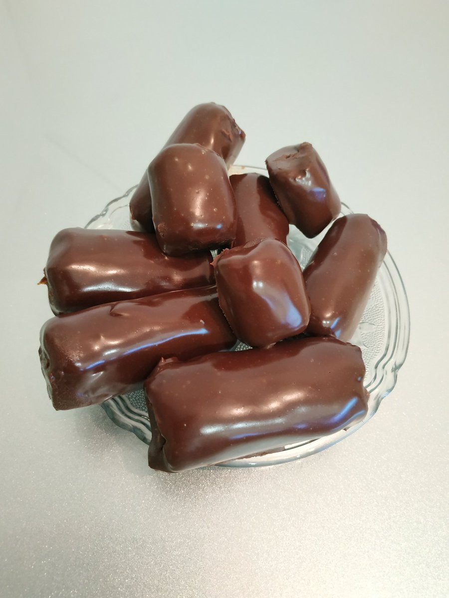 Sweet_gifts_'s tweet photo. Трішечки поекспериментувавши в нас вийшло отаке смачненьке тістечко "Картопля" хоча більше воно схоже на шоколадні палички) дуже ніжне, соковите, м'ягеньке, шоколадне 🤤
Вироблене за власним рецептом)
#Тістечко #Докави #Шоколад #tocoffee #Bucha #Kyiv #Varash https://t.co/Dc9td5KQh1