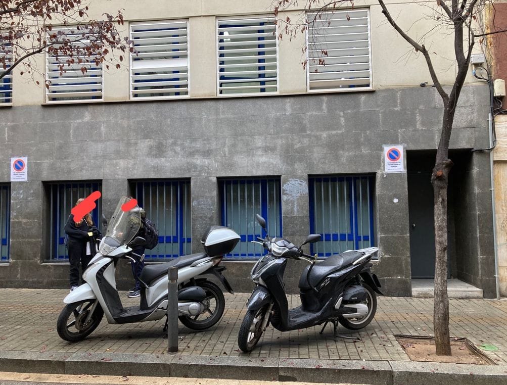 afaimontserrat's tweet photo. I aquí uns altres exemples a dues rodes... 
🛵🏍️

@barcelona_GUB
@BCN_SantsMont 
@escola_im https://t.co/R5l9xp4mgf