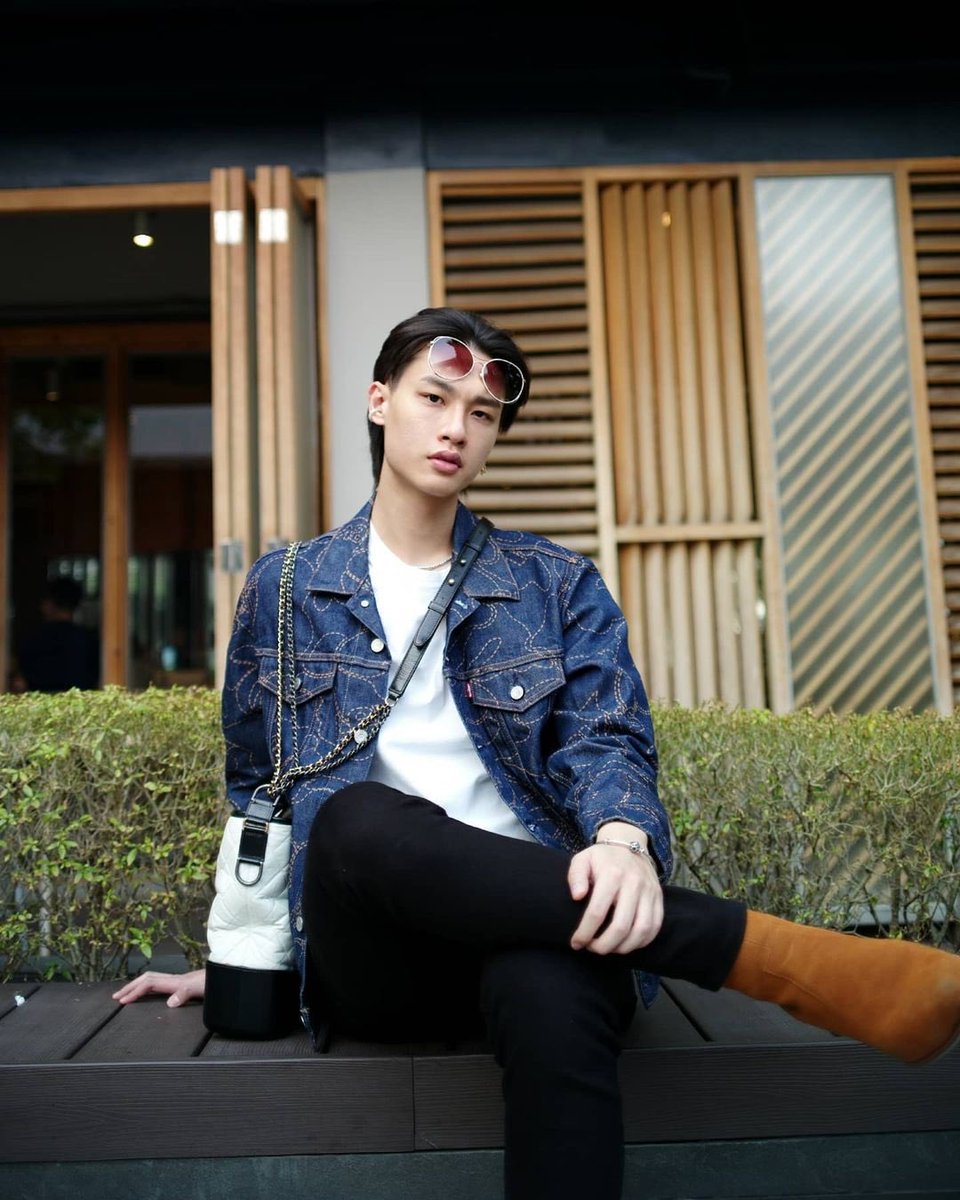 elle_withMA's tweet photo. Gun ig update

[Caption]
Get jiggy w it. 🦧
#LEVISXBAPE 

*
Gun looks so fine!!! He's so damn handsome 😭😍💛
#gunnapatn #AmmoforGN https://t.co/SSjG7e0DyZ
