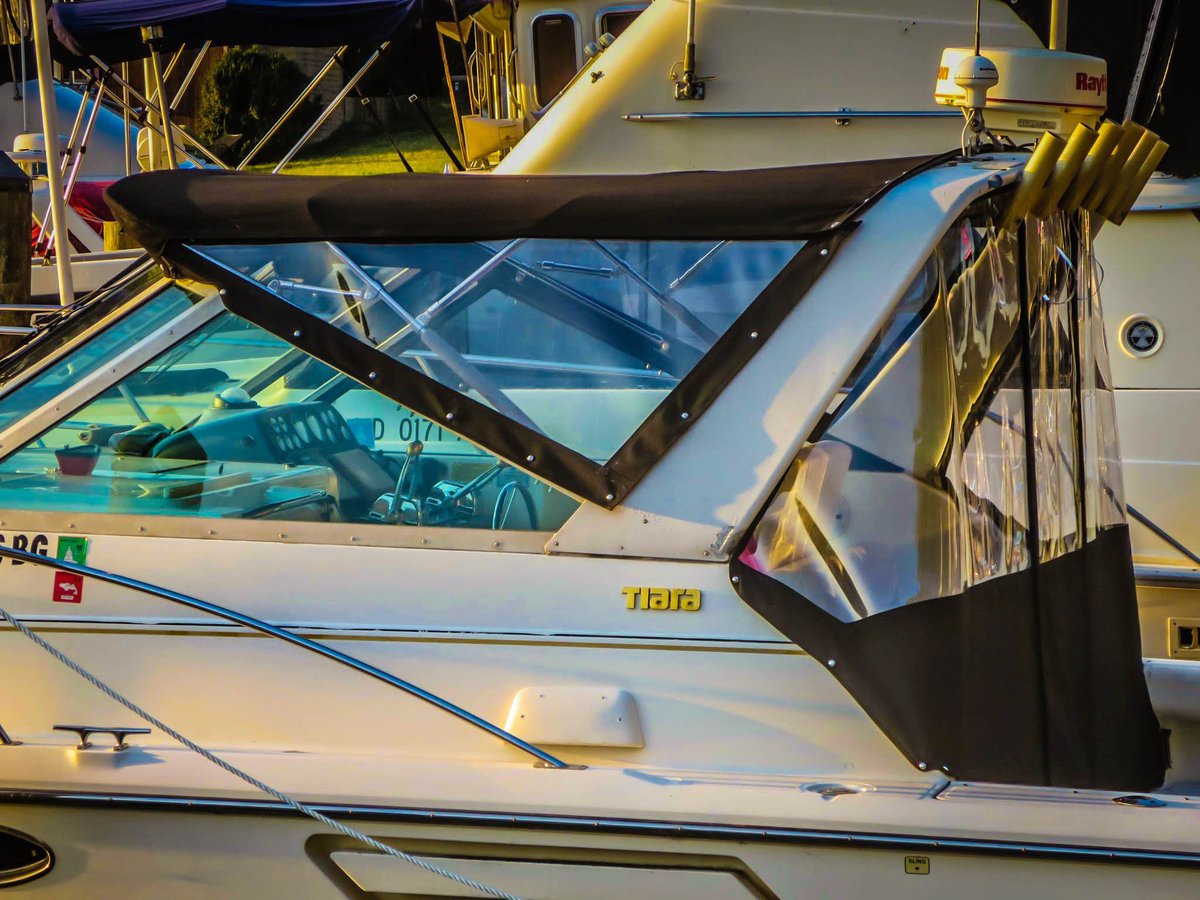 woodyardae's tweet photo. Cockpit enclosure on this @TiaraYachts boat: Black @Sunbrella fabric, @StrataglassLLC 40 windows, @YKK_USA #10 zippers, all sewn with #SolarFix2000 #PTFEThread.
@Trivantage @quality_thread @quantumsails #QuantumSails #ToTheNextChallenge @QuantumSailsGC #MarineCanvas #BoatCanvas https://t.co/Hz37R52K4v