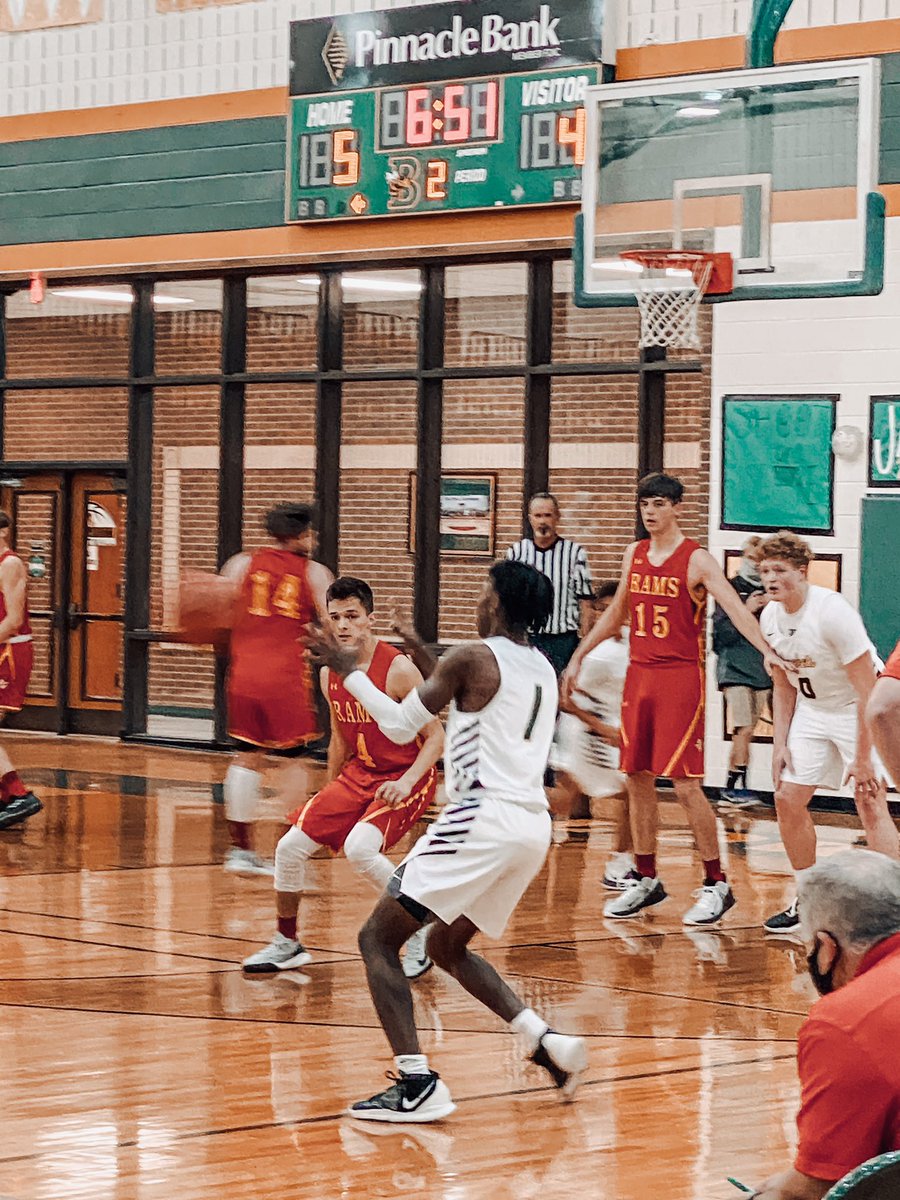 BurchCoach's tweet photo. We are up at the half 11-10. Jaylen takes a charge right at the half as S&amp;S went for a fast break. Let’s go Jackets! Thank you fans, we hear you!!! 🐝 🏀 #boydisd # https://t.co/Uzhj5SaYZo