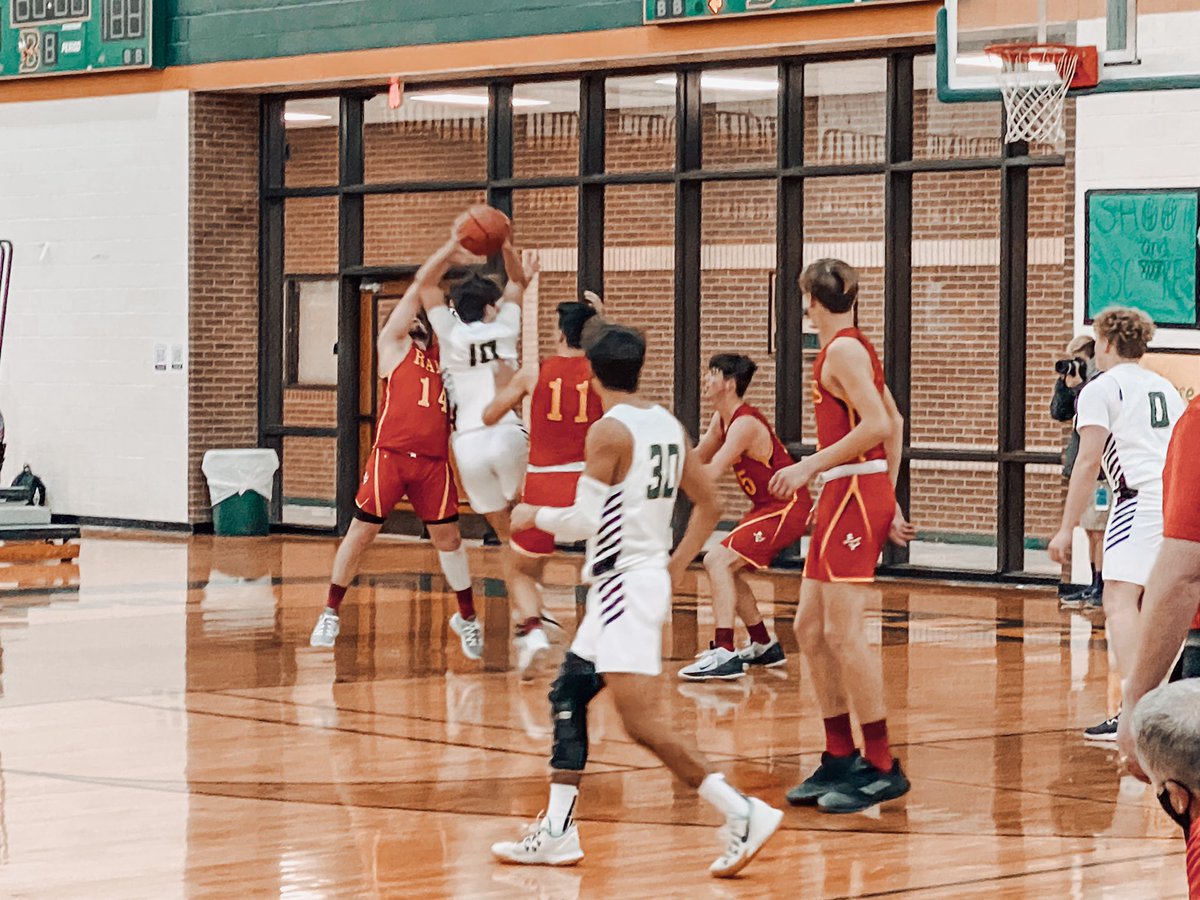 BurchCoach's tweet photo. We are up at the half 11-10. Jaylen takes a charge right at the half as S&amp;S went for a fast break. Let’s go Jackets! Thank you fans, we hear you!!! 🐝 🏀 #boydisd # https://t.co/Uzhj5SaYZo