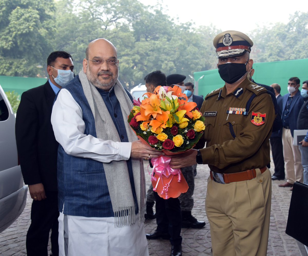 DelhiPolice's tweet photo. On 19.01.2021, Shri Amit Shah, Hon’ble Union Home Minister visited Delhi Police Headquarters and paid homage to brave Corona Warriors who lost their lives in the line of duty ...1/4...
@CPDelhi @LtGovDelhi @PMOIndia @HMOIndia @AmitShah @kishanreddybjp @BhallaAjay26 https://t.co/kzyjzD5LyT