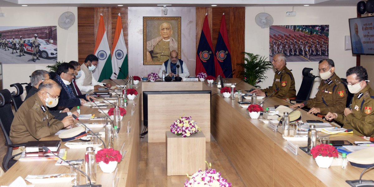 DelhiPolice's tweet photo. On 19.01.2021, Shri Amit Shah, Hon’ble Union Home Minister visited Delhi Police Headquarters and paid homage to brave Corona Warriors who lost their lives in the line of duty ...1/4...
@CPDelhi @LtGovDelhi @PMOIndia @HMOIndia @AmitShah @kishanreddybjp @BhallaAjay26 https://t.co/kzyjzD5LyT
