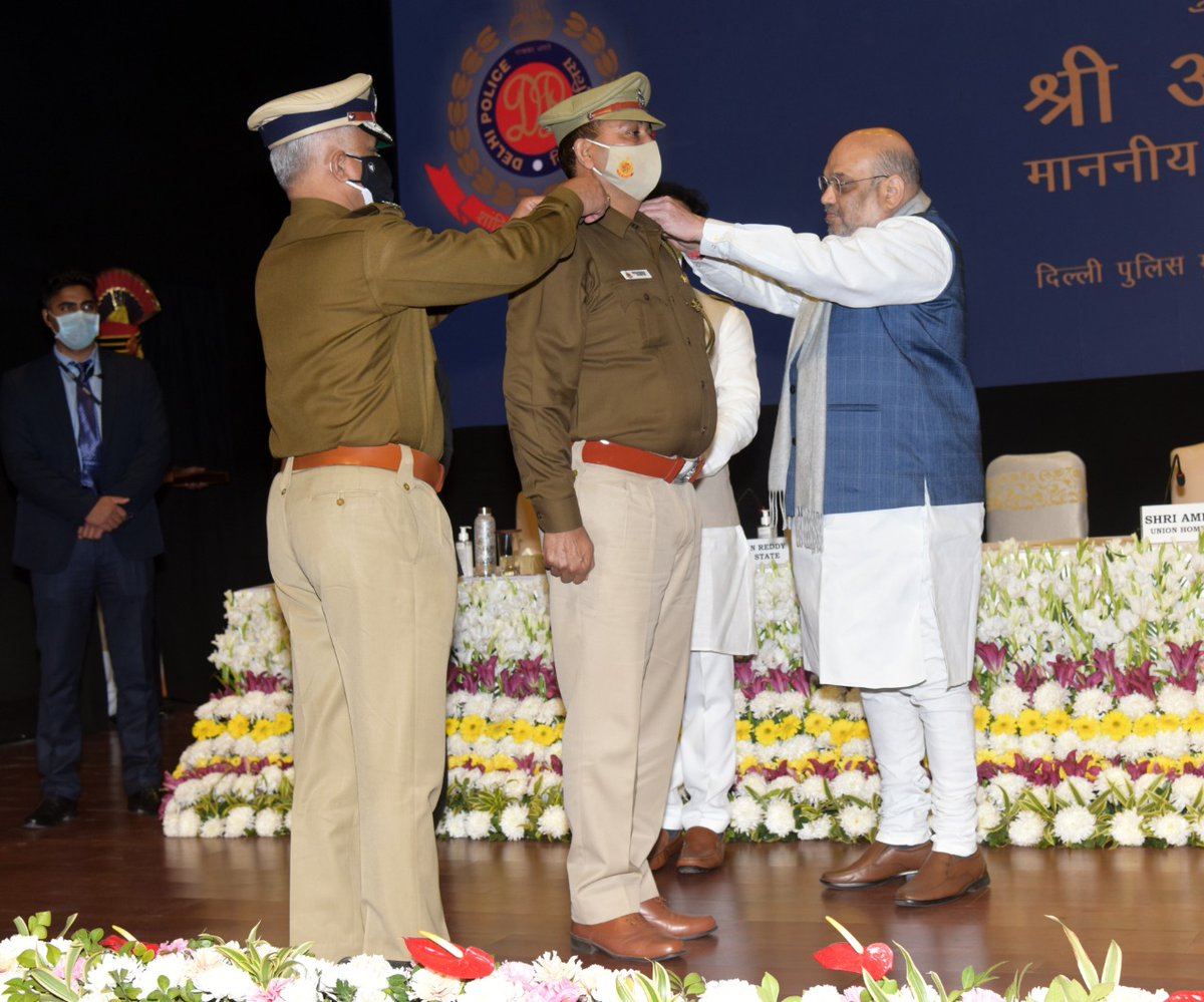 DelhiPolice's tweet photo. On 19.01.2021, Shri Amit Shah, Hon’ble Union Home Minister visited Delhi Police Headquarters and paid homage to brave Corona Warriors who lost their lives in the line of duty ...1/4...
@CPDelhi @LtGovDelhi @PMOIndia @HMOIndia @AmitShah @kishanreddybjp @BhallaAjay26 https://t.co/kzyjzD5LyT
