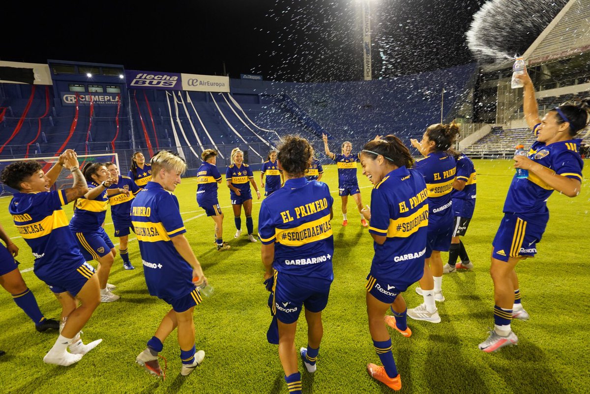CarlosColomboOk's tweet photo. Orgulloso de nuestras jugadoras y CT. Con trabajo, sacrificio y garra xeneize, llevaron a Boca a lo más alto. ¡Salud, campeonas!
#SeQuedaEnCasa https://t.co/UEFVfVqzNB