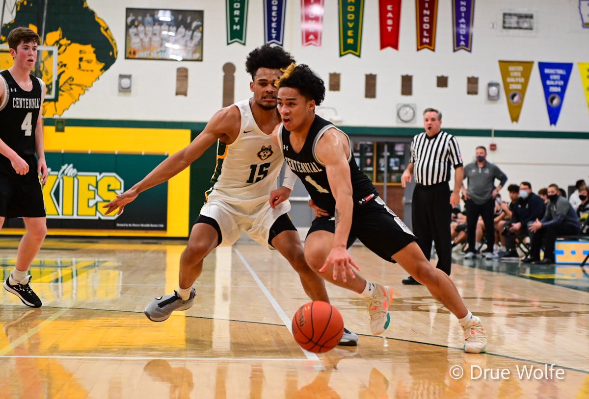 druewolfephoto's tweet photo. HT: 28-21 the @ACHSboyshoops lead the Hoover Huskies in a close battle. @jaron_crews leads the scoring with 13 @ColinMcAleer04 #chrislouis https://t.co/P0bCOzFttm