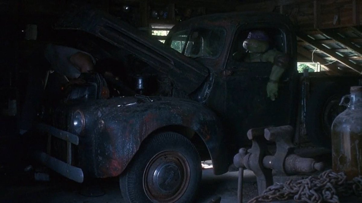 Wait it's Donnie and Casey working on the car! It was actually Raph and Casey who did that in the comics.