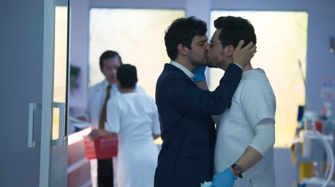 alejomichells's tweet photo. Fueron décadas para este tipo de escenas en la televisión, bien @CanalRCN por naturalizar las relaciones homosexuales, mismo amor con los mismos derechos. #enfermeras 🏳️‍🌈👨🏼‍🤝‍👨🏻 https://t.co/vrx8bnhsJM