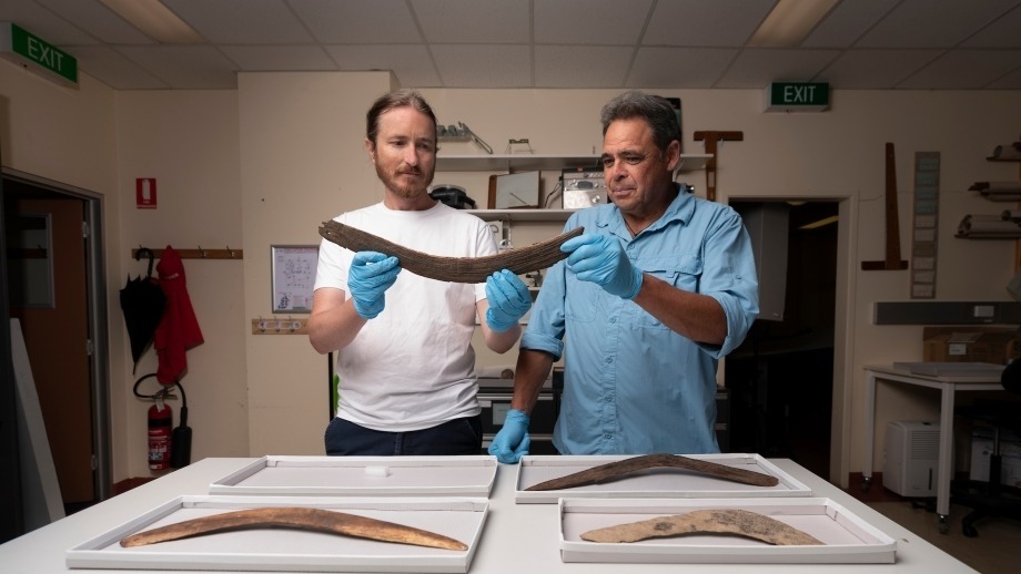 Amazing work by ANU Indigenous alumnus and Director of the Australian Indigenous Archaeologists' Association, Dave Johnston and archaeologist Dr Duncan Wright following the discovery of 6 boomerangs of great academic, community and cultural significance cutt.ly/5jAUNdC