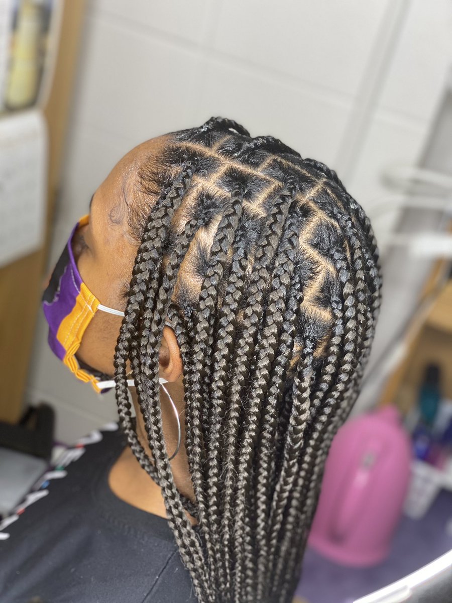DecemberGirllll's tweet image. Knotless Braids 👑 CrownedbyKiesha 💙 #bookthelook #alcorn