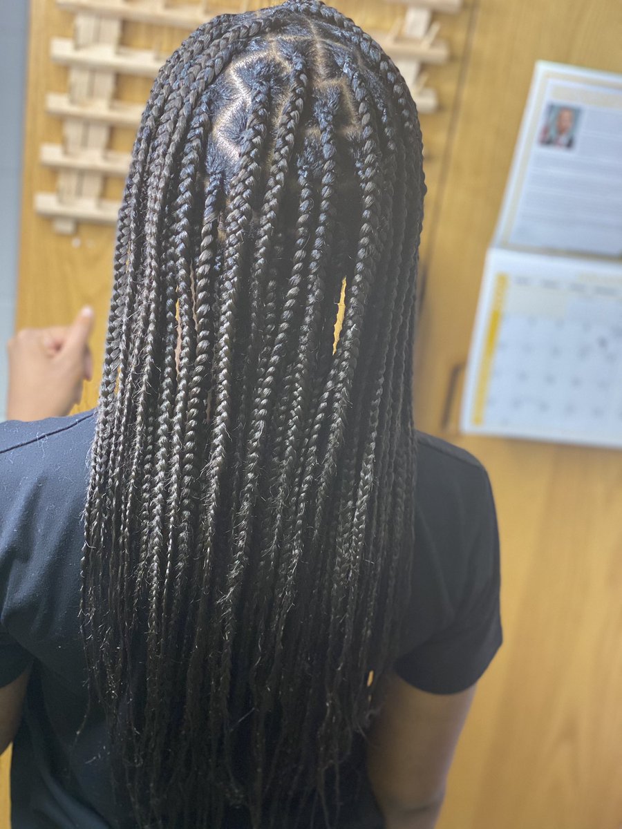 DecemberGirllll's tweet image. Knotless Braids 👑 CrownedbyKiesha 💙 #bookthelook #alcorn