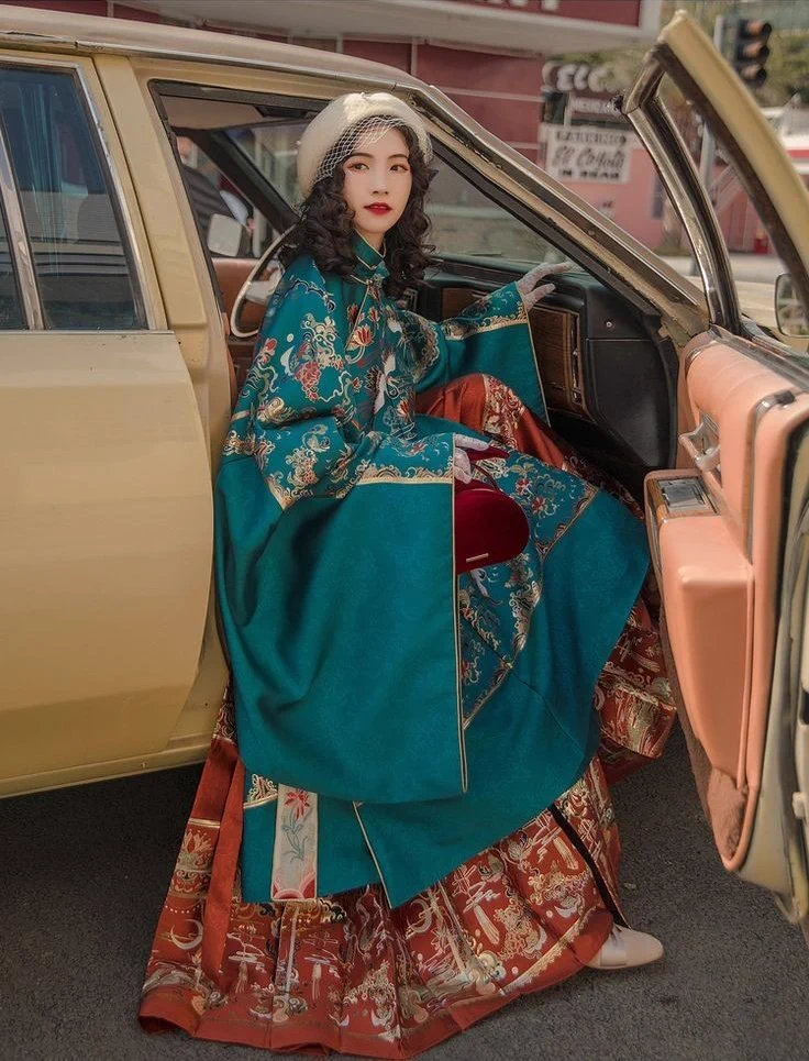 中国で流行っている漢服！洋装のアイテムや近代的な風景とのマッチングが素敵