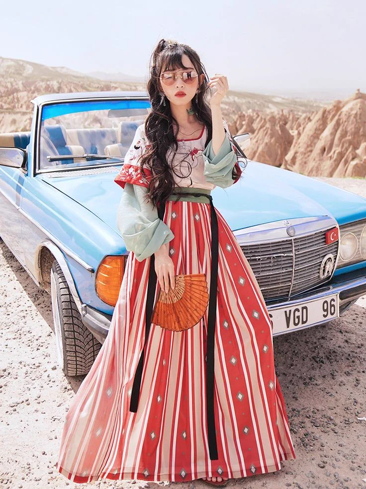 中国で流行っている漢服！洋装のアイテムや近代的な風景とのマッチングが素敵