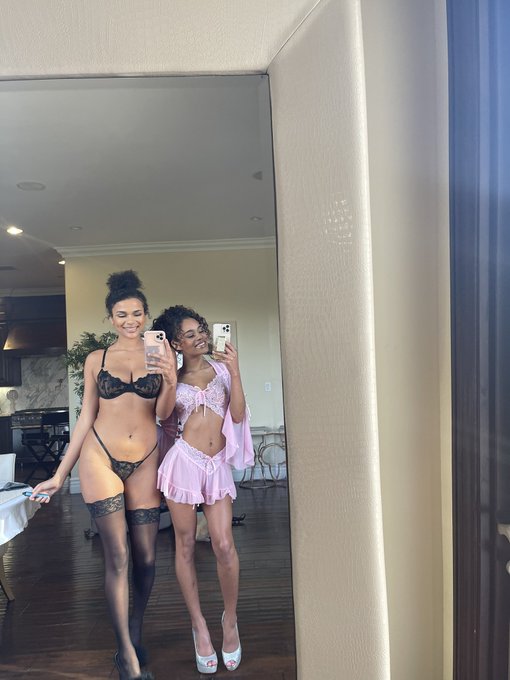 Met a real life angel today by the name of @TheAlinaAliXXX  😍❤️ https://t.co/VDXeBRa0xt<a class="tags" href="/tag/thealinaalixxx">@thealinaalixxx</a>