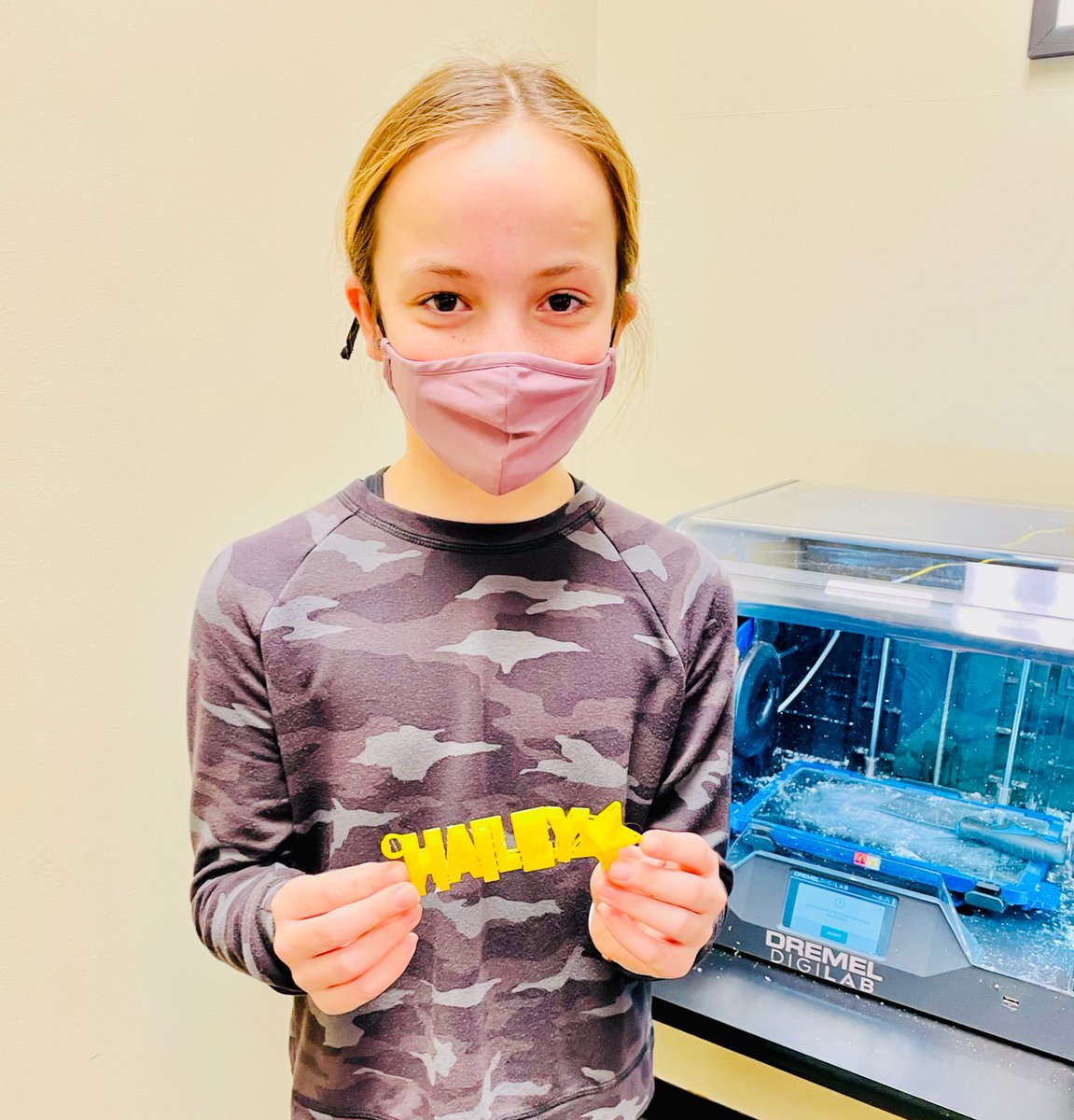 HyattKerri's tweet photo. Our 5th grade students online and in person learned how to design a personalized keychain using https://t.co/UigQpQLX9v and then printed those designs on our new Dremel 3D printers. Kindergarteners cannot wait for their turn. #3dprinting #dremeldigilab #tinkercad https://t.co/sf2nYbWPzc