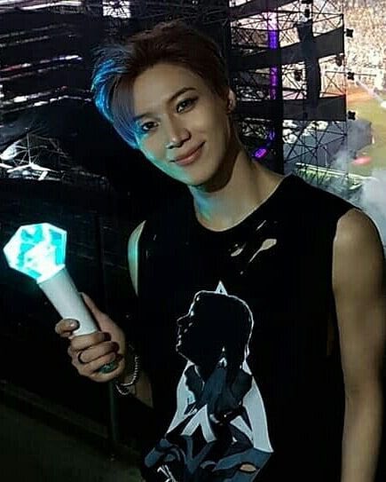 RealUnkle1932's tweet photo. SHINee light-stick is so loved 💎 https://t.co/RTqB3UztZO