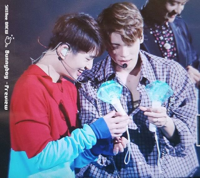 RealUnkle1932's tweet photo. SHINee light-stick is so loved 💎 https://t.co/RTqB3UztZO