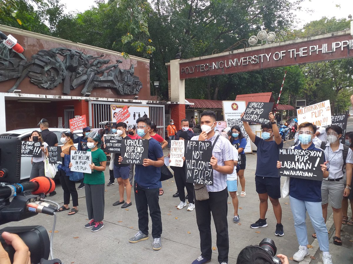 CSJPNCR's tweet photo. Nagsama-sama sa harap ng PUP Main Gate ang mga iskolar ng bayan upang maglunsad ng indignation rally laban sa banta ng Duterte Youth Partylist na lusawin ang PUP-DND Accord.

#DefendPUP
#DefendAcademicFreedom
#NoToCampusMilitarization
#JunkTerrorLaw https://t.co/d9WIQmunrE