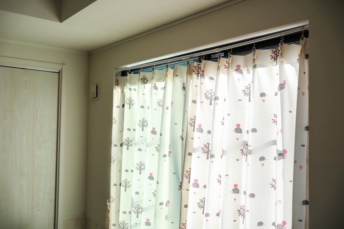 もろずちゃんねる ゆる く人生100年 Pa Twitter 突っ張り棒カーテンの生活にもすっかり慣れ なんならもうずっとこのままでもいい気がしてきました 我が家のリビング カーテン は レースカーテン 遮光カーテンの組み合わせではないので 開け閉めする必要がなく毎日