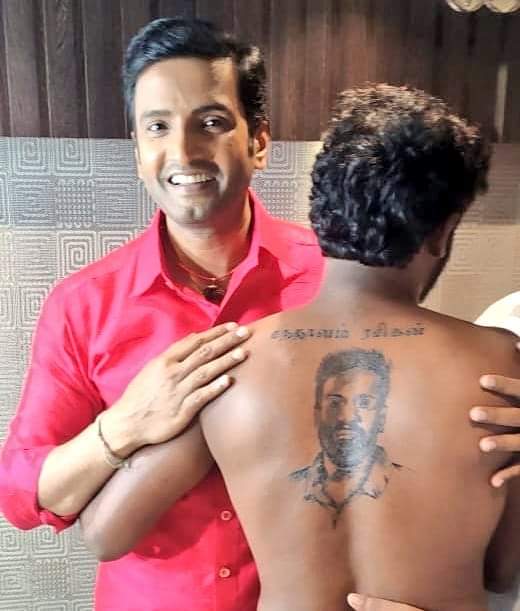 fan_santa's tweet photo. 😲😍👌 தன் உள்ளத்தில் பதிந்த தன் நாயகரை தன் உடலிலும் பதித்த #santhanam  அண்ணாவின் ரசிகர் அருமை நன்பா 
#HappyBirthdaySanthanam 
#HBDSanthanam #ParrisjeyarajTrailer
#parrisjeyaraj
#Dikkiloona https://t.co/6leT3f26Yc
