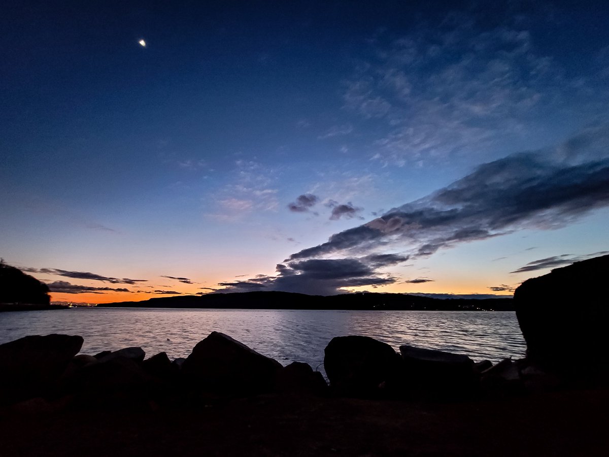 It's been a while since I've seen a sunset over the Hudson 🌄 
#Sunset #HudsonRiver #HudsonRiverViews #NewYork #DobbsFerry #WestChester #ILoveNY #Photofervor #NYPhoto #BlueHour #MagicHour #TheViewFromHere #NewYorkStateOfMind #PeacefulPlaces #NY #WaterView #Moon #CrescentMoon