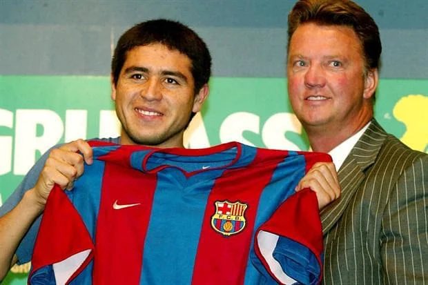 Another reason perhaps for people’s criticism of Roman is his ‘failed’ year at Barcelona. Played often out of position, outwide or on the bench, Van Gaal tried to turn Riquelme into something he was not.