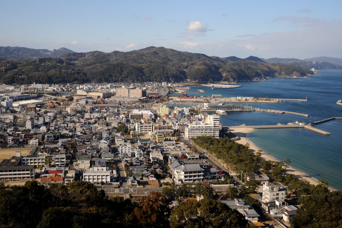 Hyogoview150's tweet photo. ビューポイント150選をご紹介します。
撮影場所：淡路エリアNo.2（洲本市）洲本城跡の天守台
見える景観：洲本の城下町と大浜海岸と先山

#hyogoview150 #ひょうごの景観 #viewpoint150 #photo #兵庫県 #hyogo #景観 #景色 #風景 #ビューポイント #フォトスポット #洲本市 #洲本城 #大浜海岸 https://t.co/QUtbGWqckL
