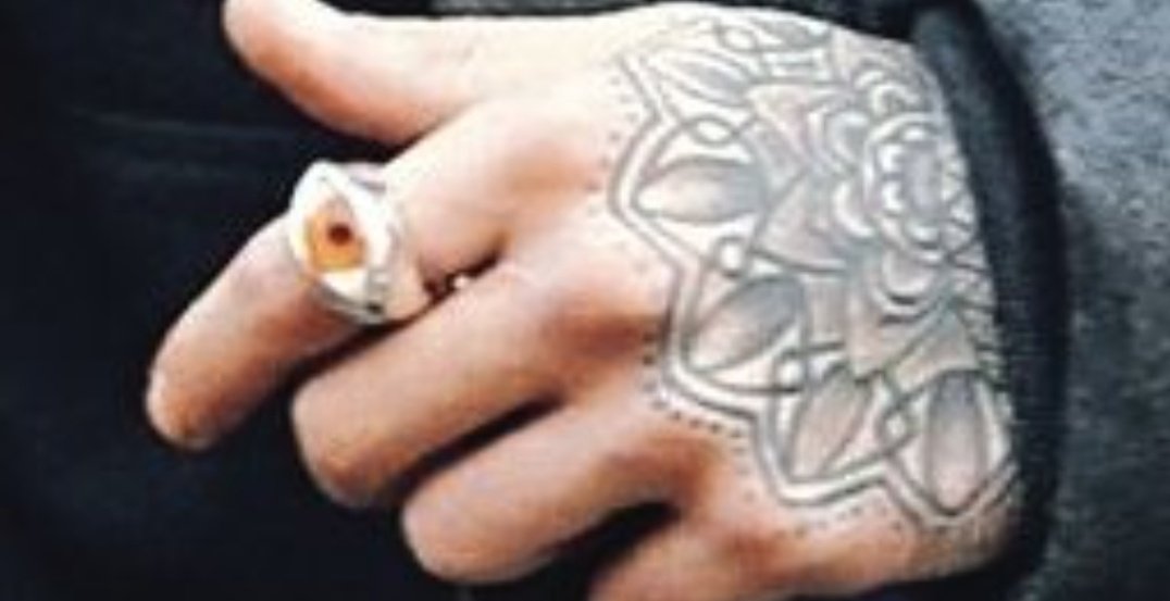 zayn wearing and TOUCHING the ring he was with Liam for the album promo pics.