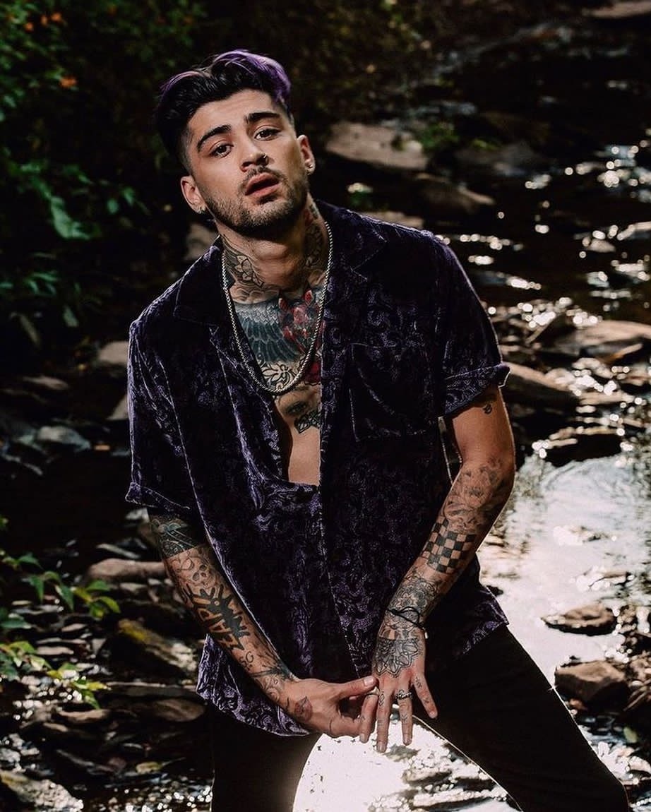 zayn wearing and TOUCHING the ring he was with Liam for the album promo pics.