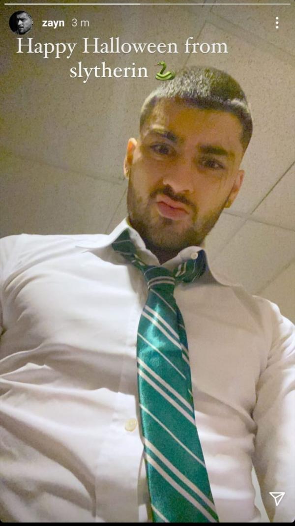 zayn taking a selfie showing the ceiling...to discover Liam's show venue had the same ceiling