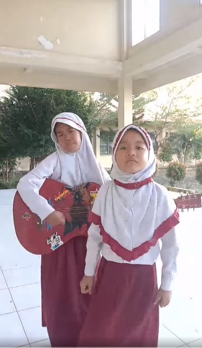 Dua bocah SD viral setelah menyanyikan sebuah lagu tentang pembelajaran online saat ini.

