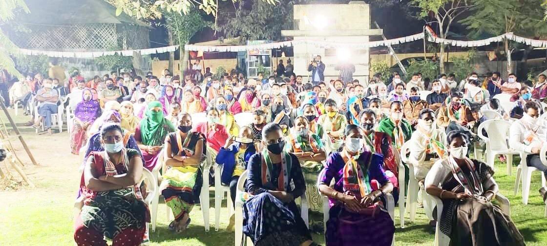 GeetaPatel1111's tweet photo. જનતાના મનની વાત સાંભળવા શરૂ કરાયેલ #મહા_જનસંપર્ક અભિયાન અંતર્ગત ૪૧ - વસ્ત્રાલ વૉર્ડ, અમદાવાદ ખાતે જનસંપર્ક. https://t.co/bTK3ljKDOy