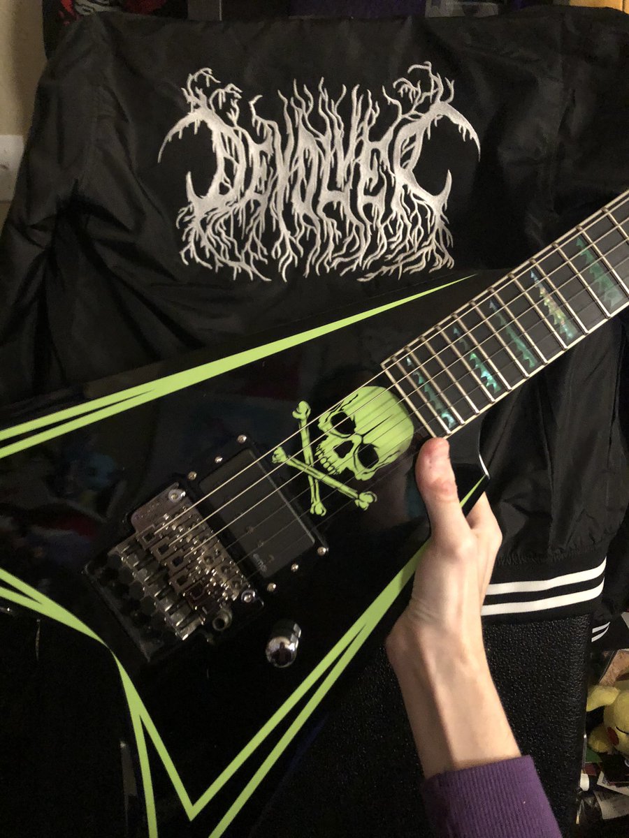 PatrckStatic's tweet photo. So if you missed today’s big surprise..I got myself a new Axe I’ve been dying to have for years, and with Alexi’s passing recently I made my dream of having it a reality. 

Welcome to the family Greeny 

Also got a DOPE ass jacket from @devolverdigital :) https://t.co/7ZuTNLfXbR