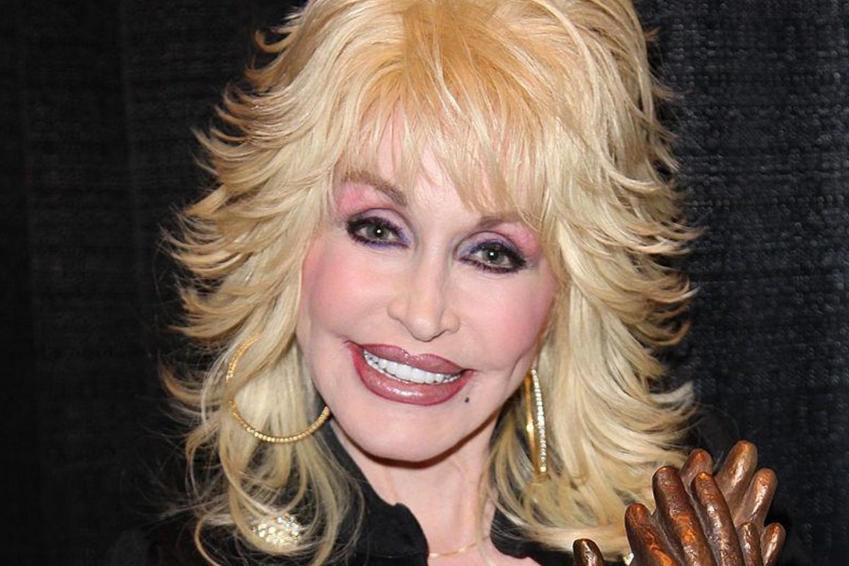 في عيد ميلادها الـ 75 معجبوها : Will Always Love You rougemagz.com/?p=221460 #روج #rougemagz عبر @rougemagz <a href="/DollyParton/">Dolly Parton</a> #دوللي_بارتون #مشاهير #IWillAlwaysLoveYou