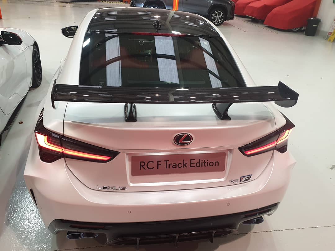 GrayBoth's tweet photo. I've got a visitor here today, this stunning @LexusUK #RCFtrackedition in pearl white #notmycar https://t.co/eZeZ3IGssZ