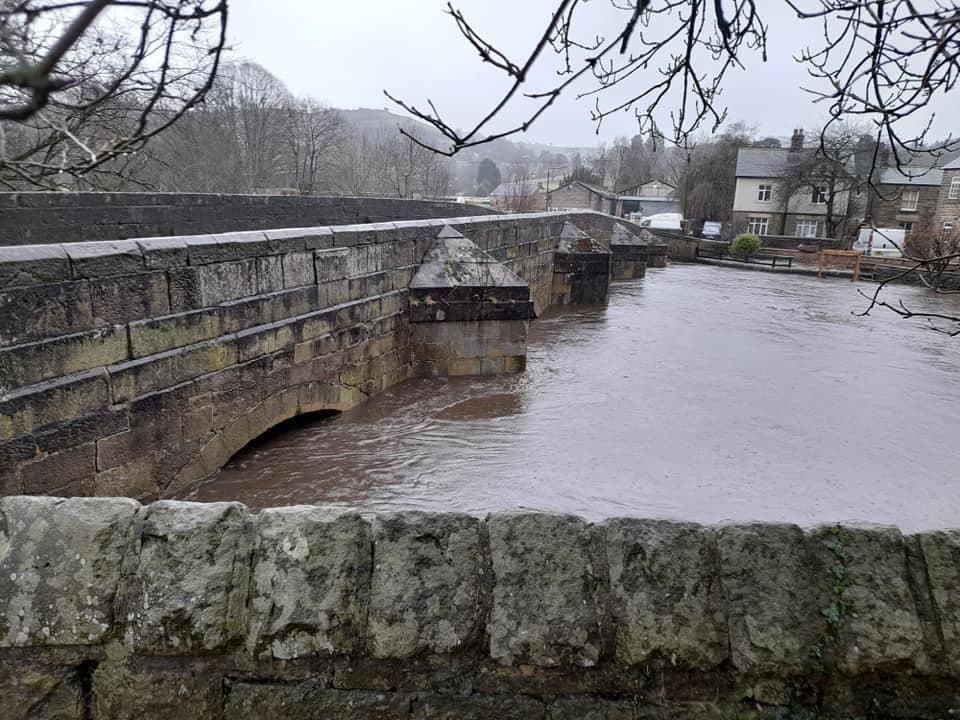 **FLOOD WARNING** now in force on River Derwent at #DarleyDale. This photo taken a few minutes ago shows current height of the river at #DarleyBridge

Read more &amp; take action 👉  bit.ly/2MaGB0X