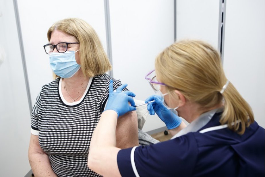 LeedsHospitals's tweet photo. Frontline health and social care staff will have received an email from their employer explaining how to book their appointment. Thank you to everyone involved in delivering this fantastic service at both #EllandRoad and @thackraymuseum #TeamLeeds #LeedsMakingHistory 3/3 https://t.co/bH9WIL0raj