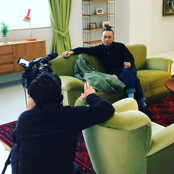 Vor einem Jahr waren wir in Jakarta, um mit <a href="/ruangrupa/">ruangrupa jakarta</a>, den Kuratoren der @doc_fifteen, zu drehen. Jetzt gab es ein Wiedersehen in Kassel 😎 / 1 year ago we were in Jakarta to shoot with Ruangrupa, curators of #Documenta15. Now <a href="/Ro_Ack/">Robert Ackermann</a> met Reza &amp; Iswanto in Kassel. <a href="/PhilippKatzer/">Philipp Katzer</a>