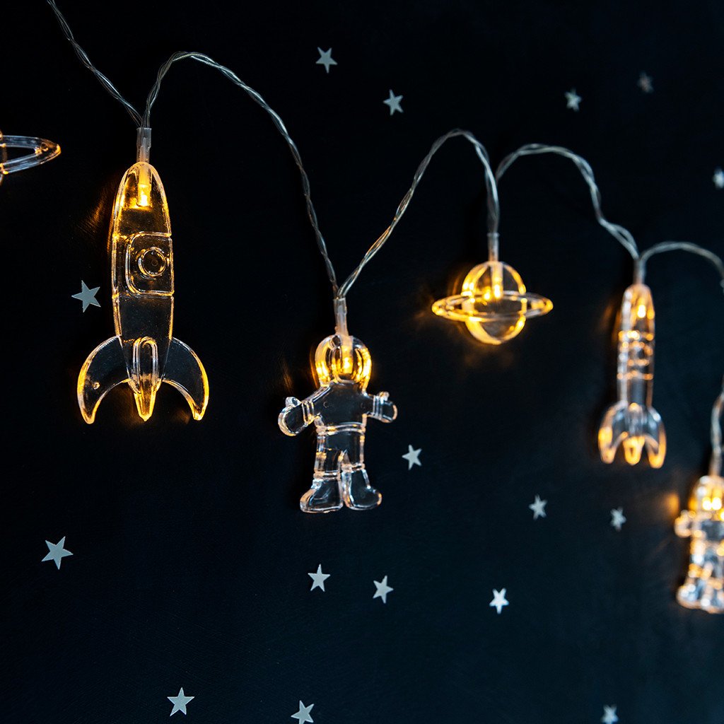 Brighten up the bedroom of mini astronauts with these sweet string lights! 🚀