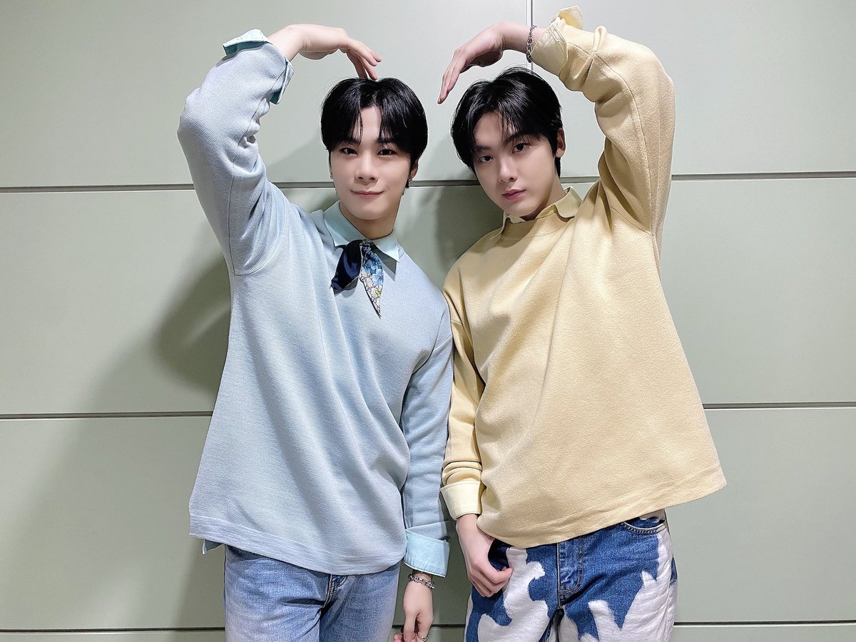 ASTRO_Staff's tweet image. [#아스트로 #문빈 #윤산하]
🌟 210120 MBC M #쇼챔피언 🌟

스페셜 무대와 함께 돌아온☃️🎤
MC딴콩 보러 매주 수요일엔
쇼챔피언으로 놀러 오세요🥰💜

#아스트로 #ASTRO #아로하 #AROHA #문빈 #MOONBIN #윤산하 #YOONSANHA