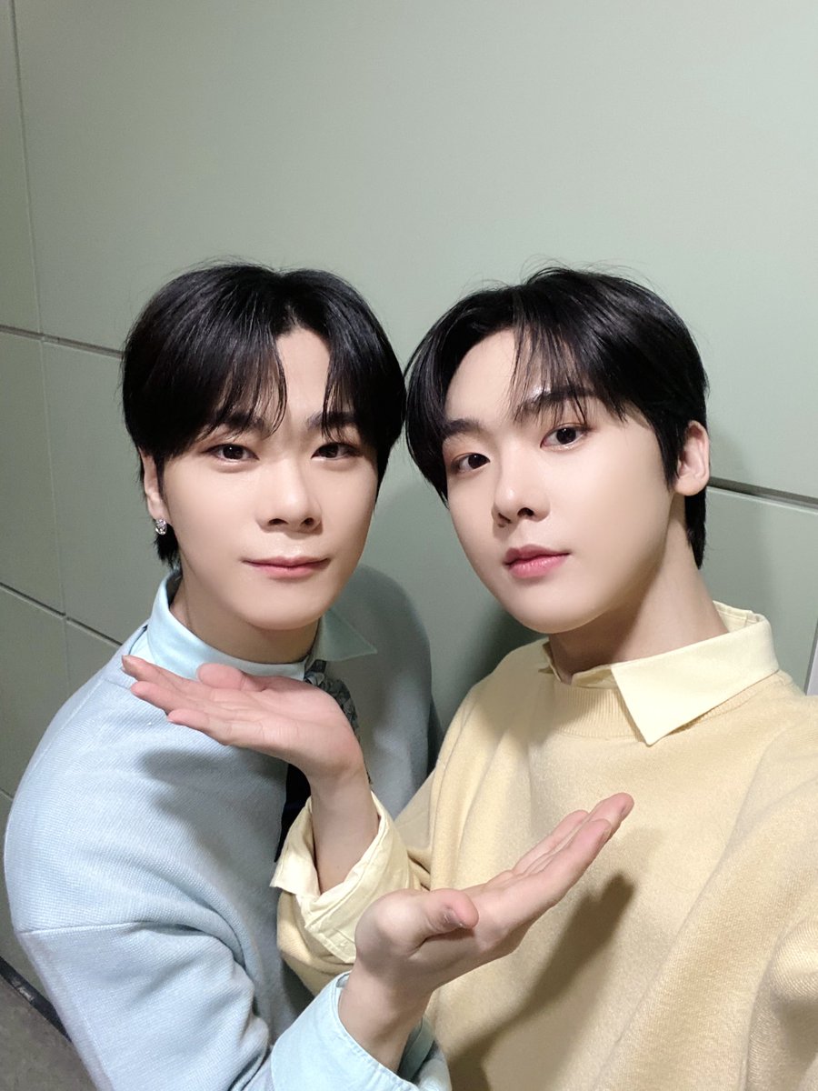 ASTRO_Staff's tweet image. [#아스트로 #문빈 #윤산하]
🌟 210120 MBC M #쇼챔피언 🌟

스페셜 무대와 함께 돌아온☃️🎤
MC딴콩 보러 매주 수요일엔
쇼챔피언으로 놀러 오세요🥰💜

#아스트로 #ASTRO #아로하 #AROHA #문빈 #MOONBIN #윤산하 #YOONSANHA