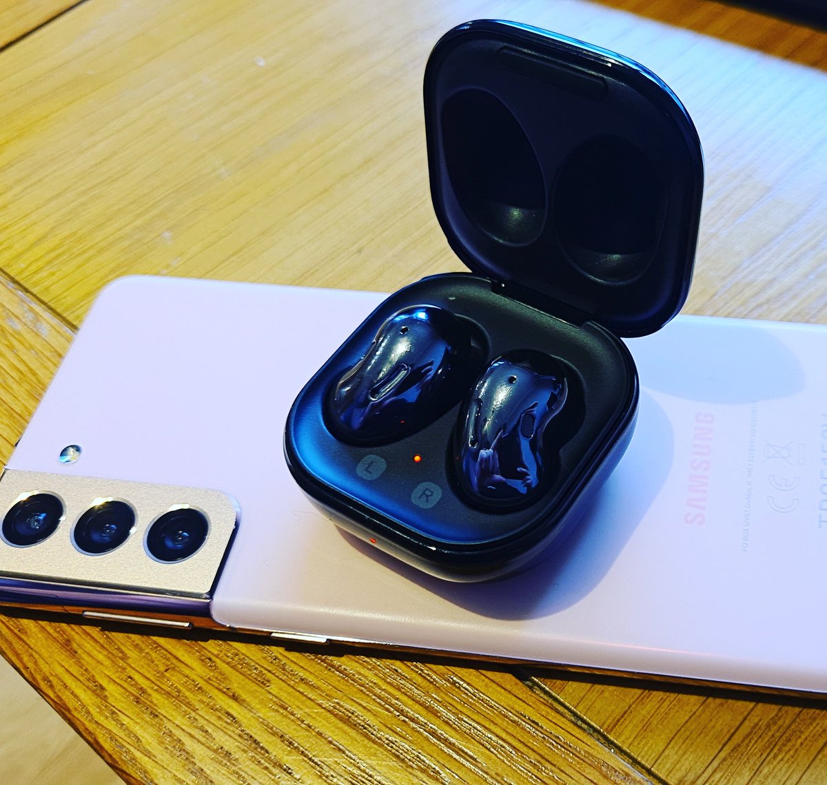 simon_samsung's tweet photo. Feature of the day - Wireless Power Share! 

Phantom Pink S21 with my Buds Live device. As you may know customers are eligible to redeem a pair of these Buds when they preorder the S21 or the S21+.

#Samsung #seuksocial #GalaxyS21 #GalaxyBudsLive #WirelessPowerShare https://t.co/uKm01Ok9uN