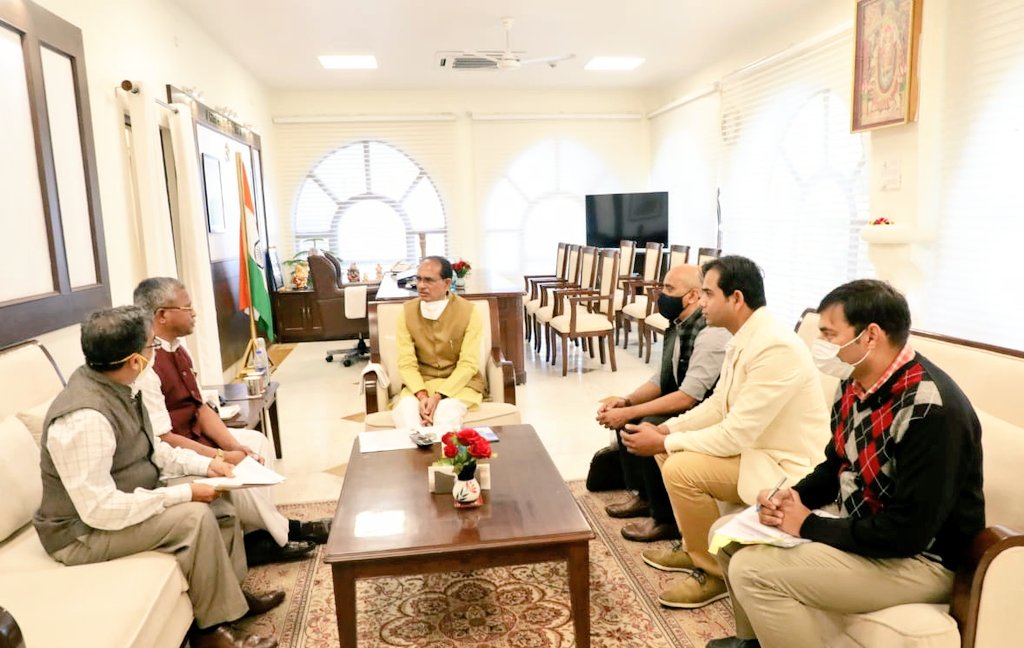 ChouhanShivraj's tweet photo. आरोग्य भारती के पदाधिकारियों ने मुझसे फिज़ियोथेरेपी के पृथक और स्वतंत्र काउंसिल के गठन को लेकर विस्तृत और सकारात्मक चर्चा की है।

मध्यप्रदेश शासन ने यह निर्णय लिया है कि फिज़ियोथेरेपी के एक पृथक और स्वतंत्र काउंसिल का गठन किया जाएगा। https://t.co/kq6sUIKXju